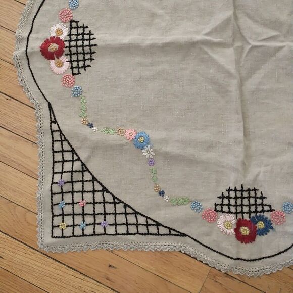 Tablecloth Linen Hand Embroidered Floral Square Crochet Natural Scalloped 33x33" - Picture 2 of 7